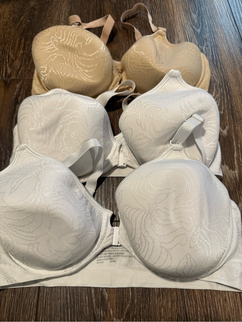 Bali Smooth Molded Bra lot in White and Nude 38 C